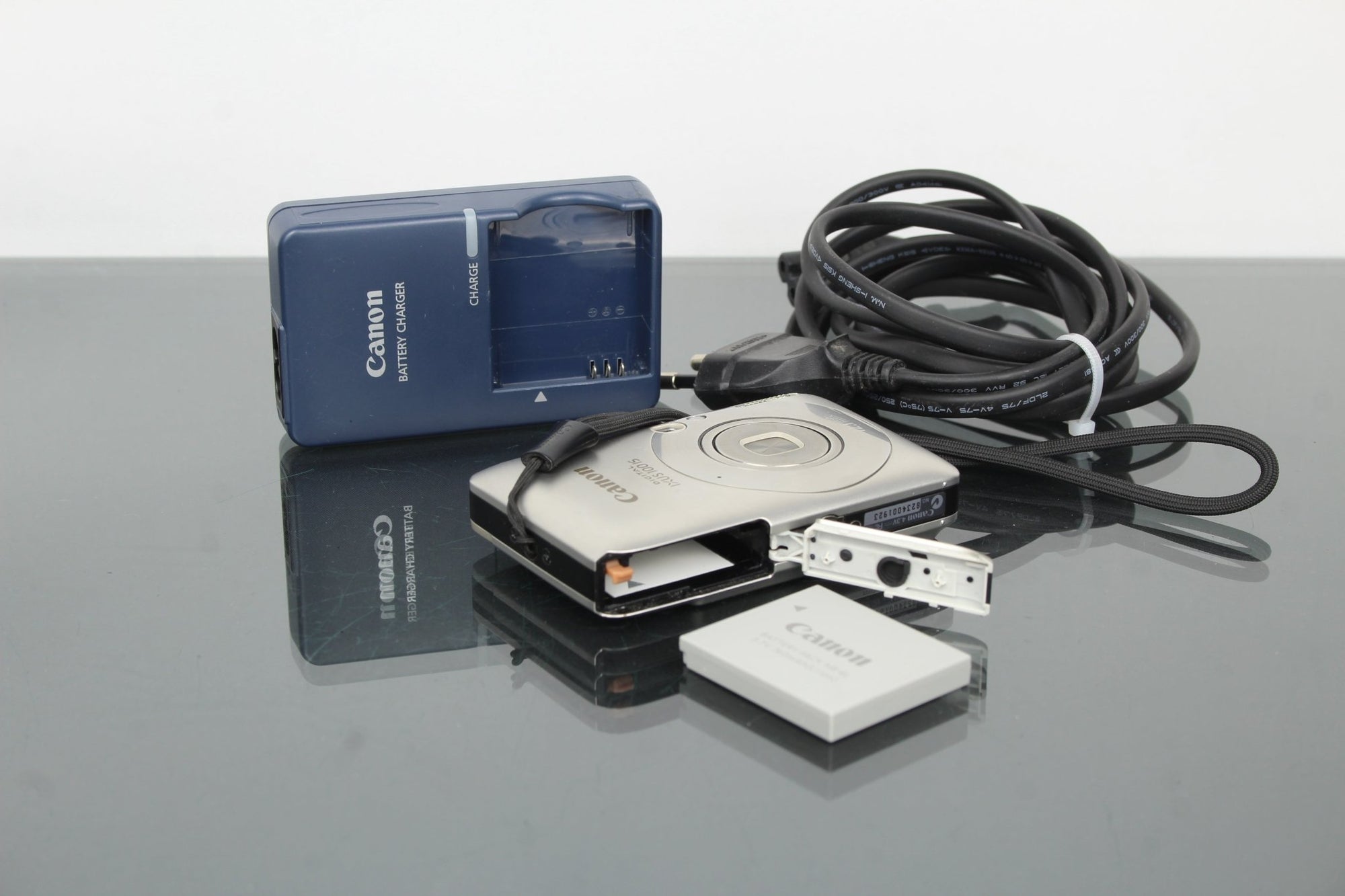 Canon IXUS 100 is - Dutch|Thrift