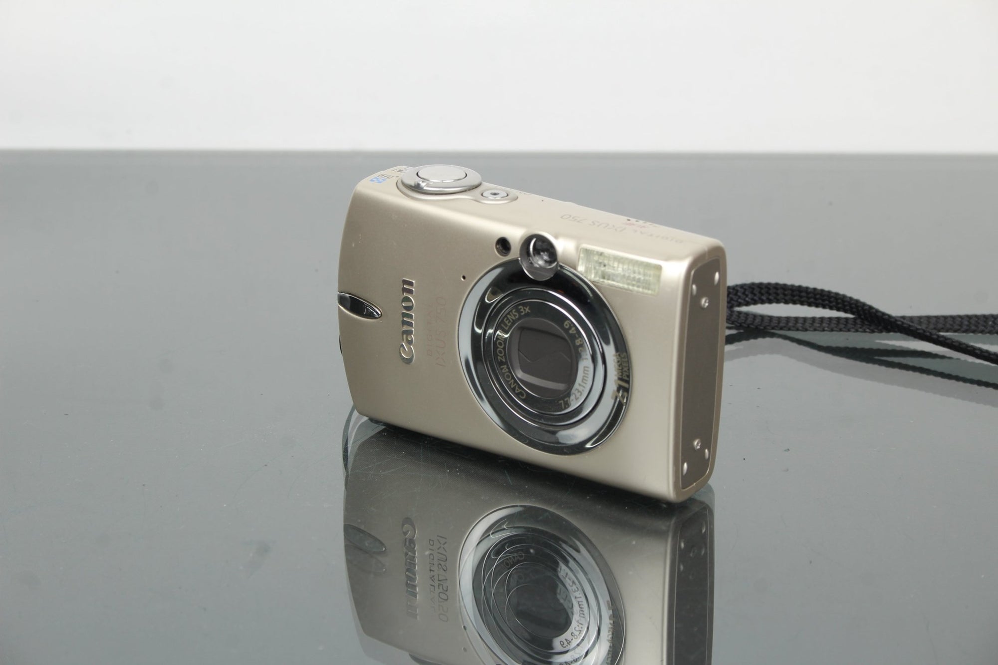 Canon Ixus 750 - Dutch|Thrift