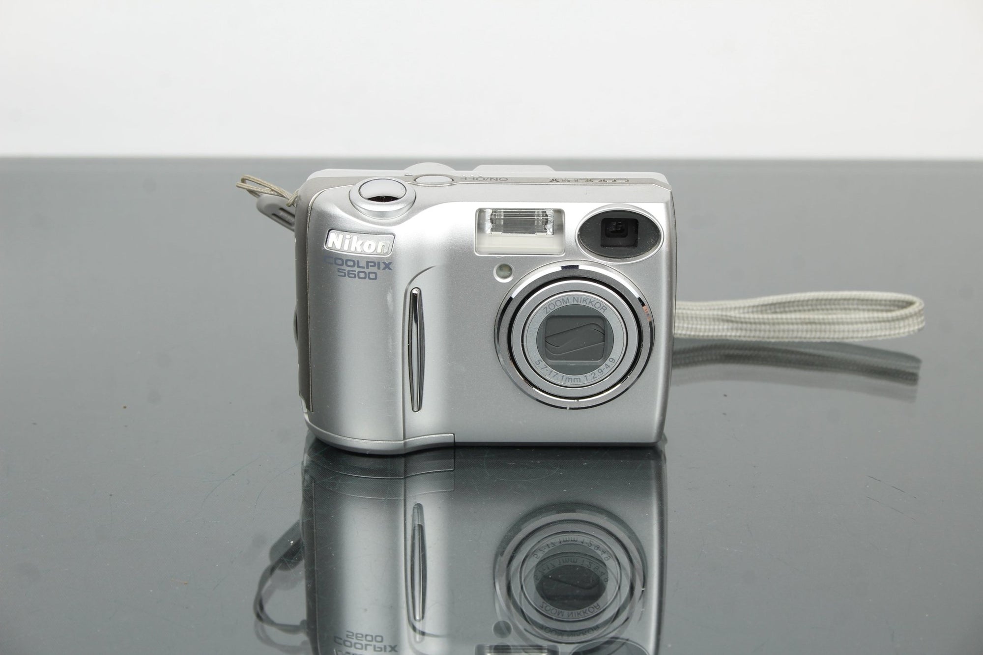 Nikon Coolpix 5600 - Dutch|Thrift
