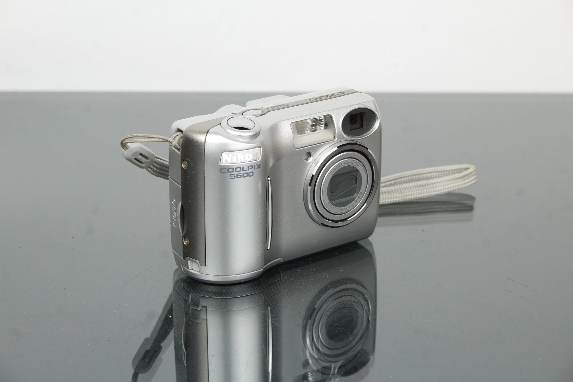 Nikon Coolpix 5600 - Dutch|Thrift