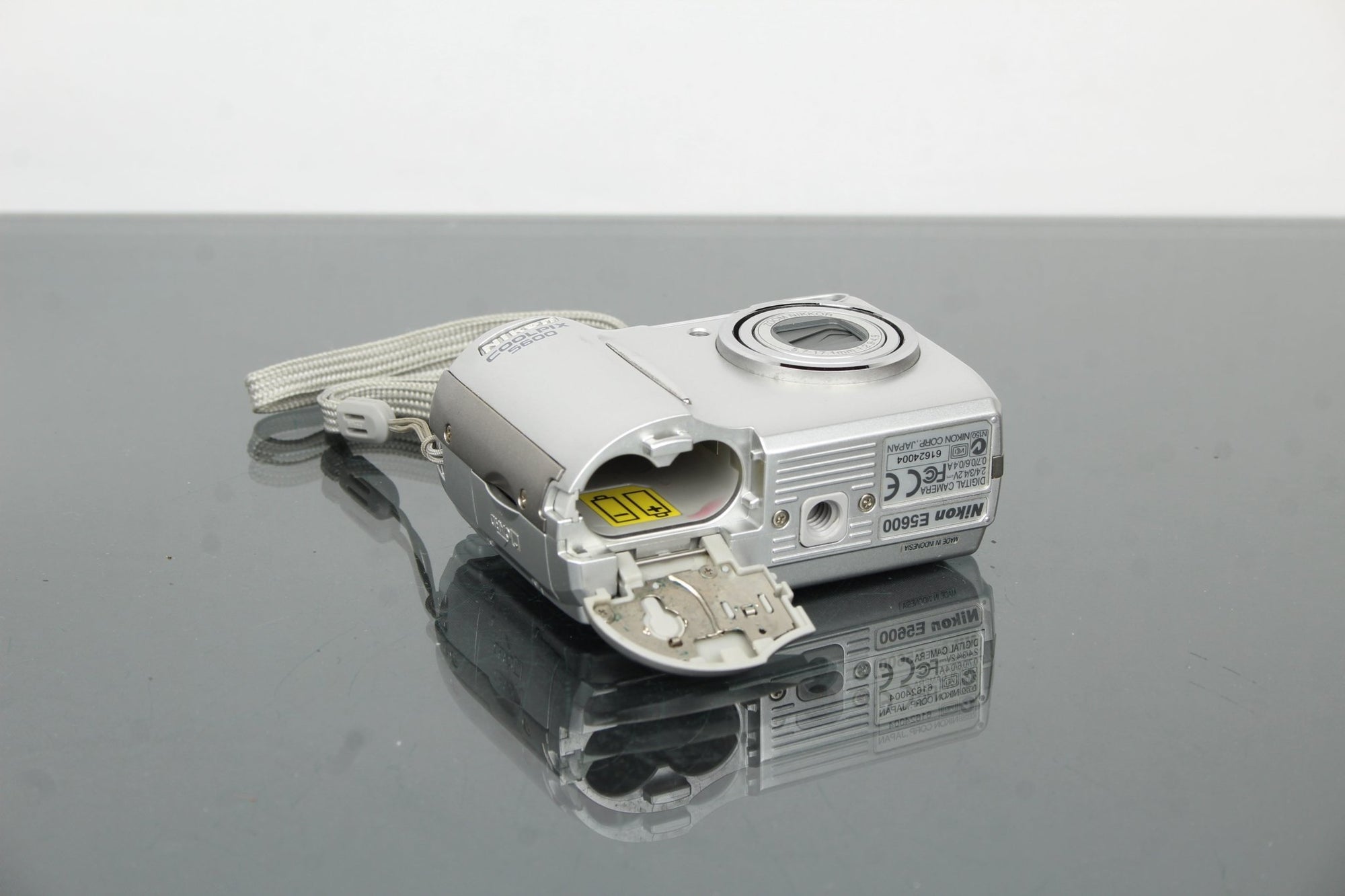 Nikon Coolpix 5600 - Dutch|Thrift